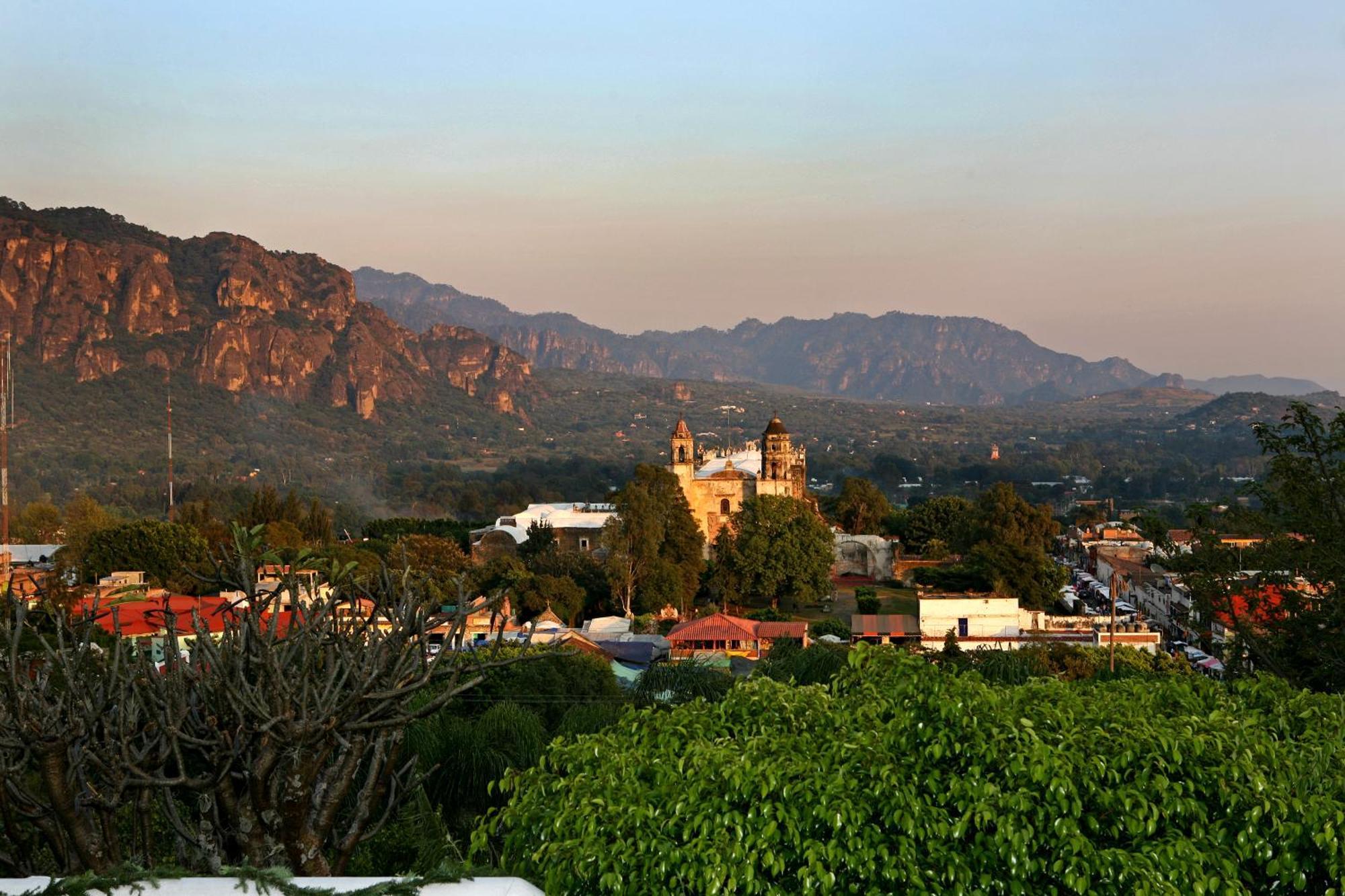 Posada Del Tepozteco - Hotel & Gallery Tepoztlan Exterior photo